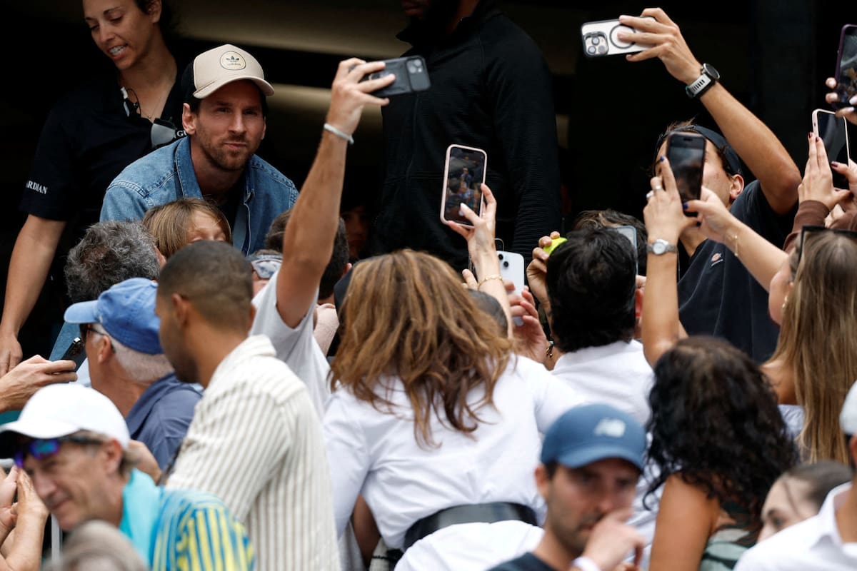 Lionel Messi en el partido de Novak Djokovic en el Miami Open. Foto: Reuters/Geoff Burke.