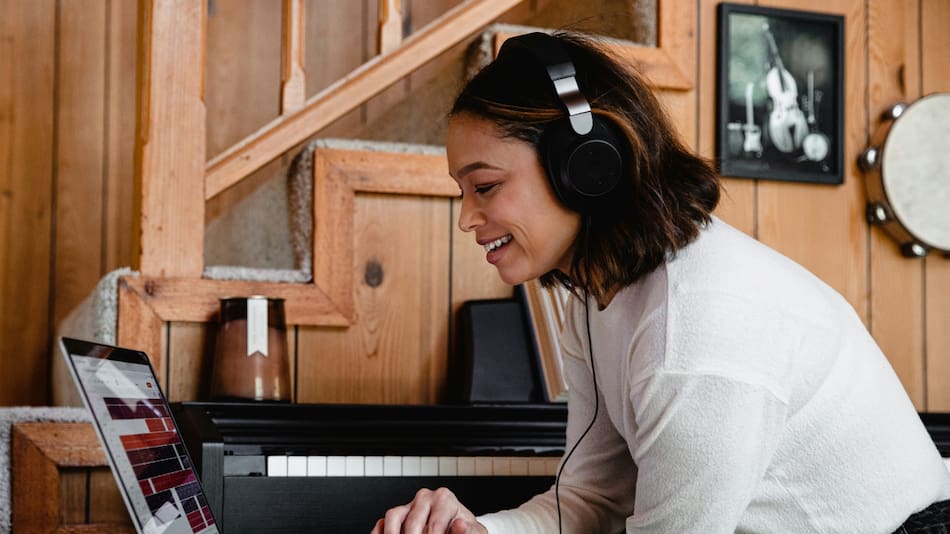 Auriculares, música. Foto Unsplash.