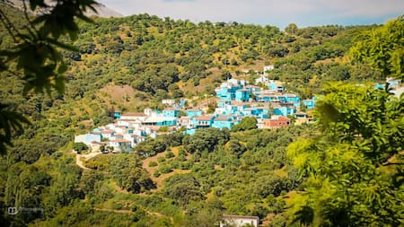 El pueblo de Los Pitufos sí existe: el increíble rincón pintado de azul que maravilla al mundo y conquista corazones