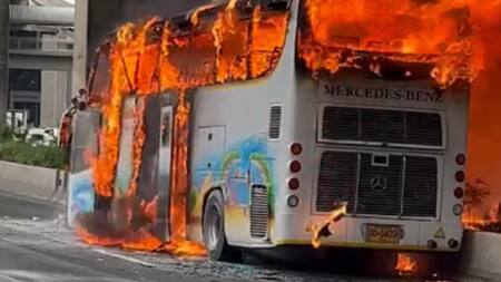Así se incendió el autobús escolar en Tailandia. Foto: X/@AlertaMundoNews.