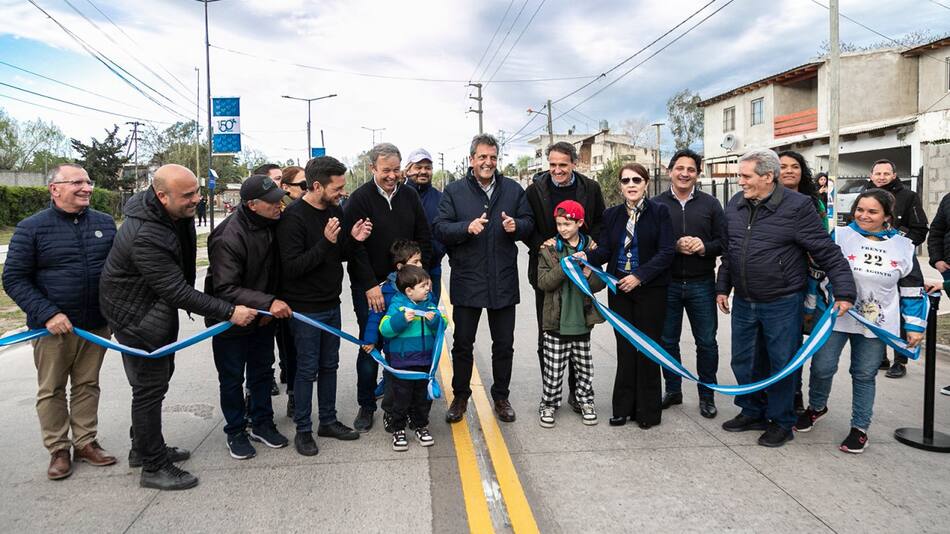 Sergio Massa, Gabriel Katopodis y Mariano Cascallares inauguraron el Parque Don Orione en Almirante Brown. Foto: @CascallaresPJ.