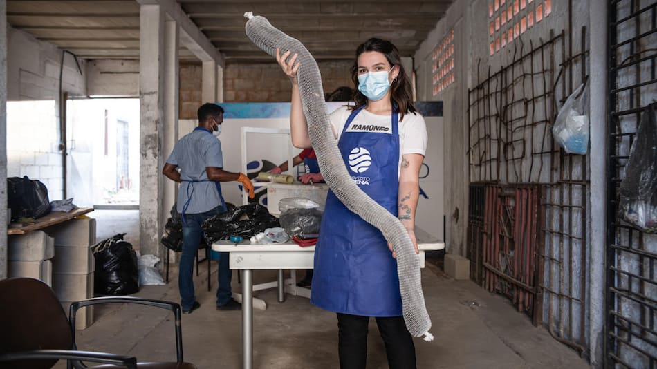 Cabello para limpiar vertidos de petróleo. Foto: EFE.