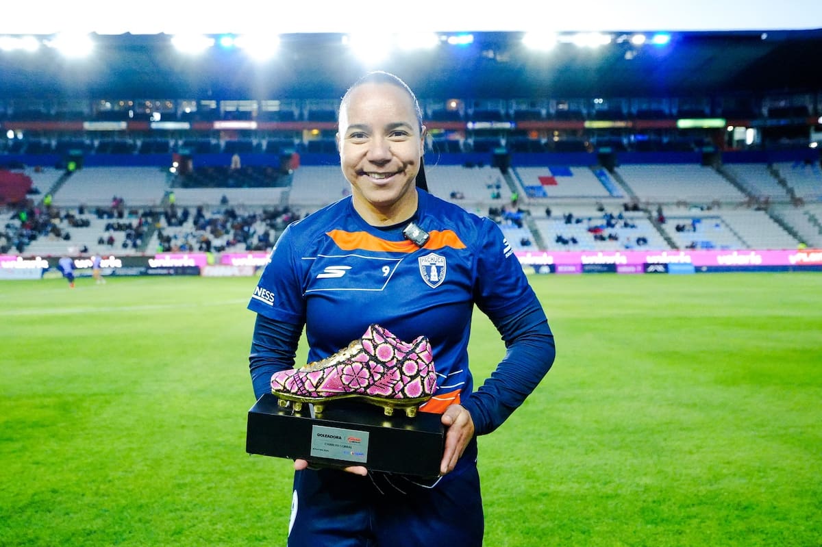 Charlyn Corral con la camiseta del Pachuca Femenil.