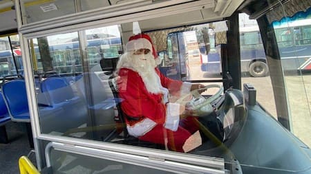 Papá Noel maneja los colectivos de Lomas de Zamora