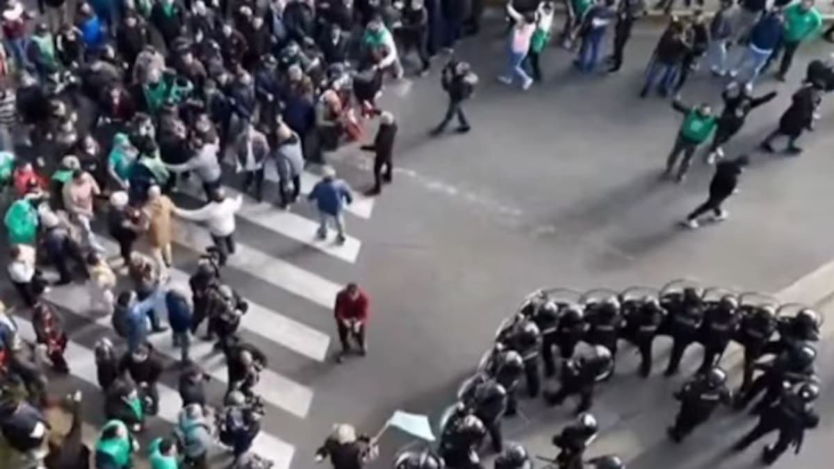 Protesta e incidentes en General Paz: la Policía desactivó una marcha de trabajadores en reclamo por el cierre de pymes