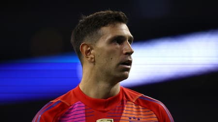 Dibu Martínez fue héroe nuevamente en los penales. Foto: Reuters.