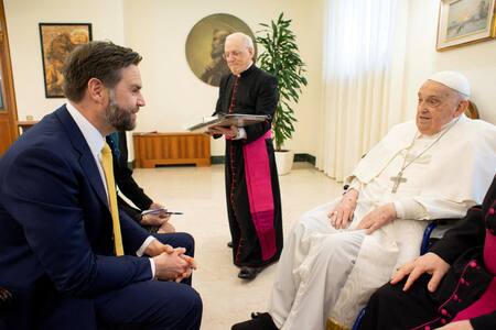 JD Vance junto al Papa Francisco. Foto: Reuters/Vatican Media
