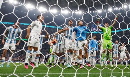 Festejos de la Selección argentina tras el pase a la final del Mundial de Qatar. Foto: NA.