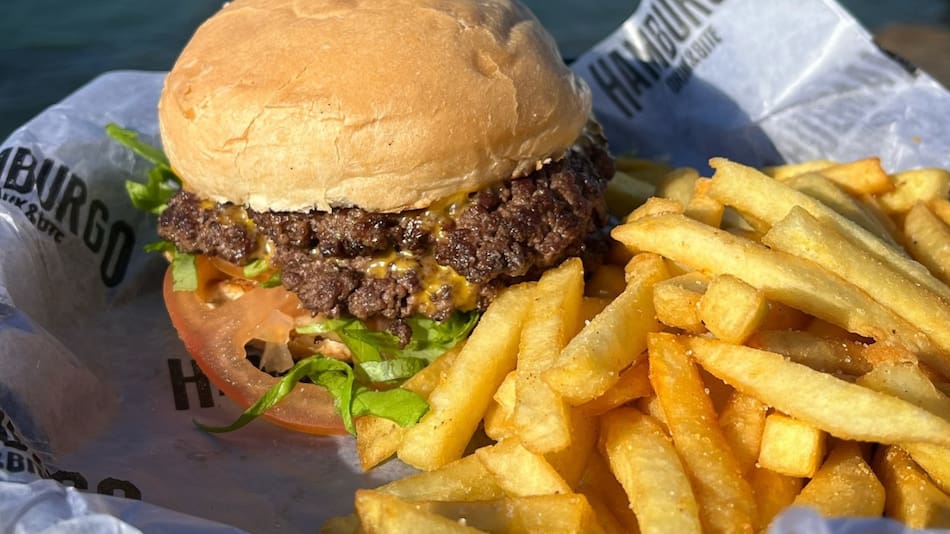 La hamburguesería que ofrece una vista única en Mar del Plata. Foto: Instagram/hamburgo.mardelplata