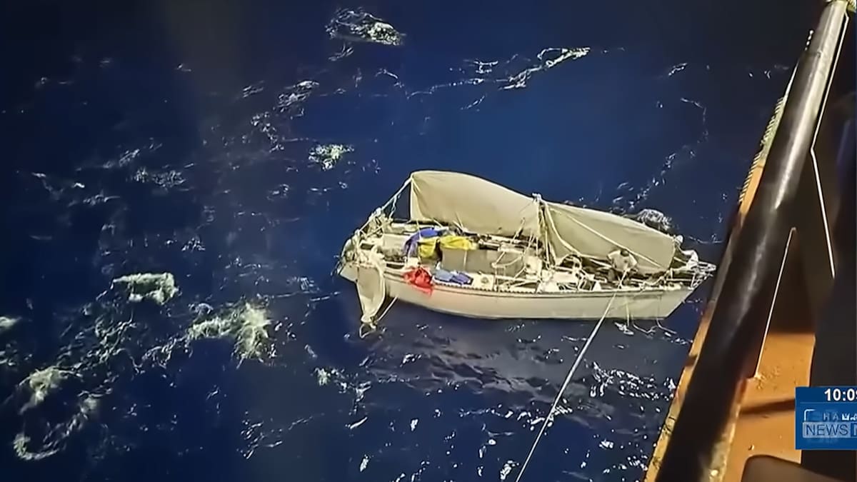 Emprendió una travesía en velero por el Océano Pacífico, una tormenta lo dejó varado por 31 días sin agua ni comida, y fue rescatado de milagro