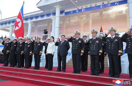 Kim Jong-un presentó el nuevo buque destructor de Corea del Norte. Foto: Reuters/KCNA