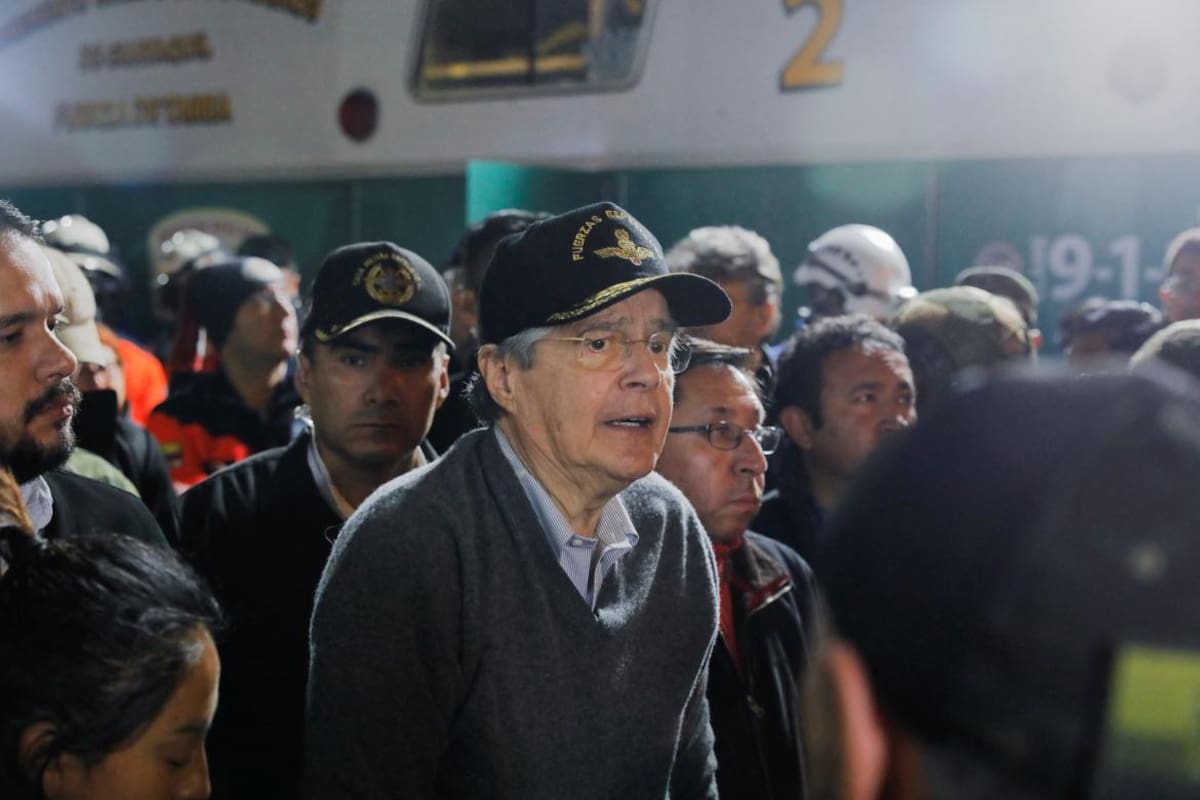 Guillermo Lasso, presidente de Ecuador fue a visitar a los afectados. Foto: Reuters.
