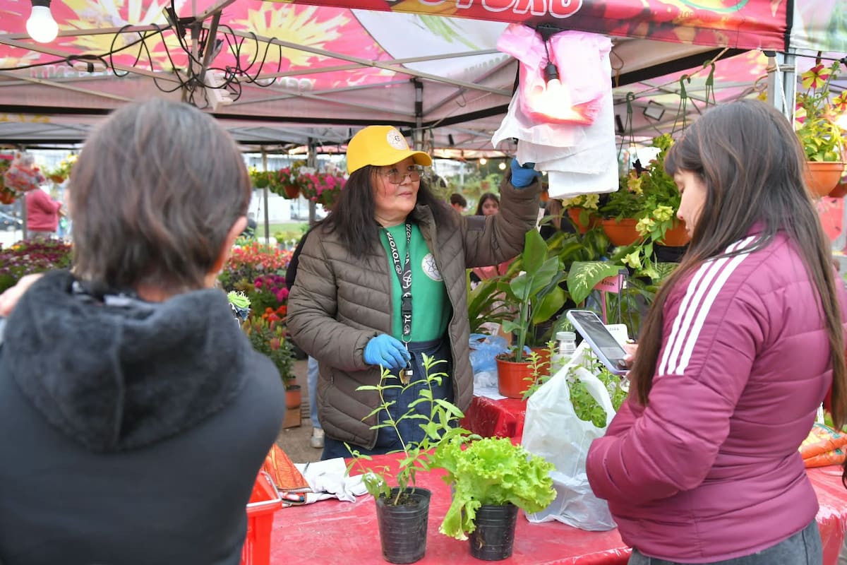 Personas disfrutan de la Fiesta de la Flor en Florencio Varela.
