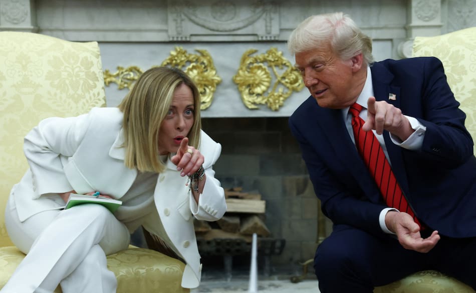 Giorgia Meloni y Donald Trump. Foto: REUTERS/Evelyn Hockstein.