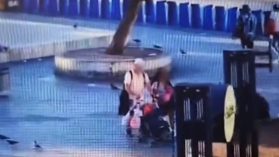 Una pareja abandonó a una beba de siete meses en Plaza Miserere. Foto: captura de video X/ @Ricdelsur