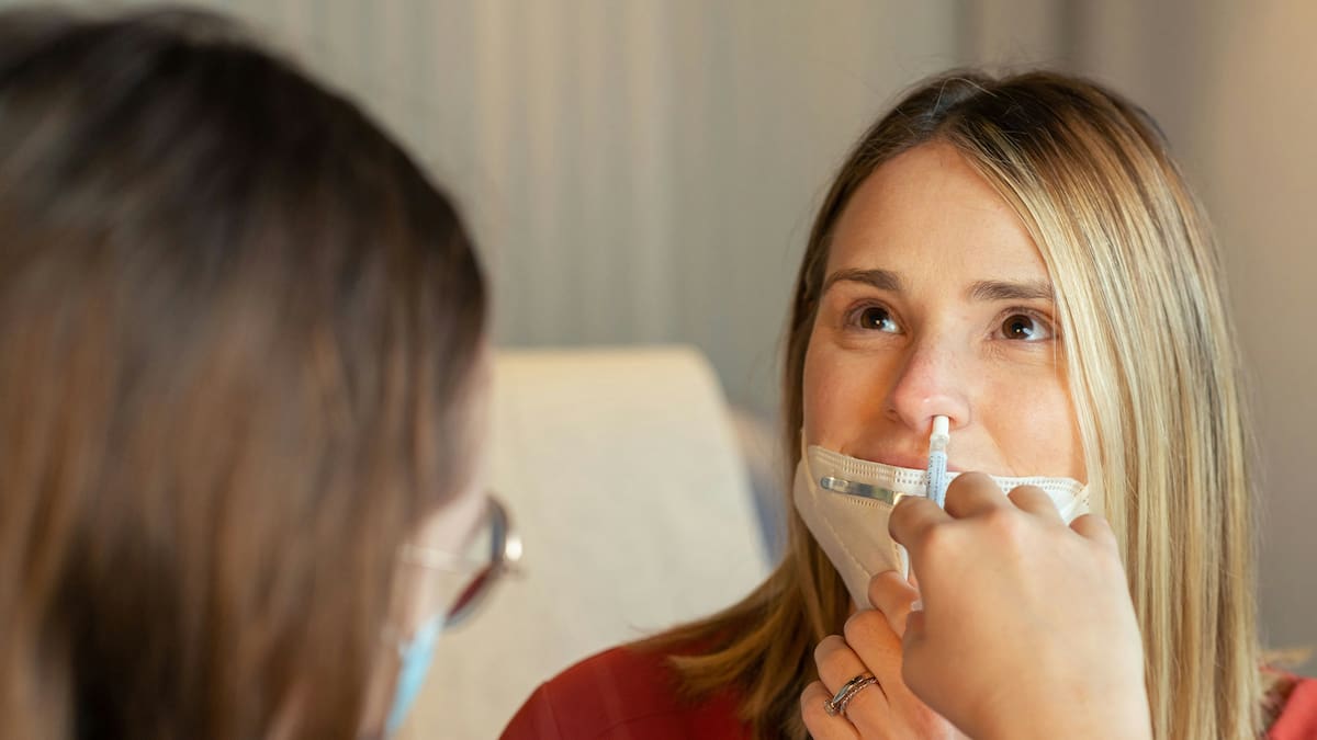 Un spray nasal abre una nueva vía para frenar el envejecimiento del cerebro