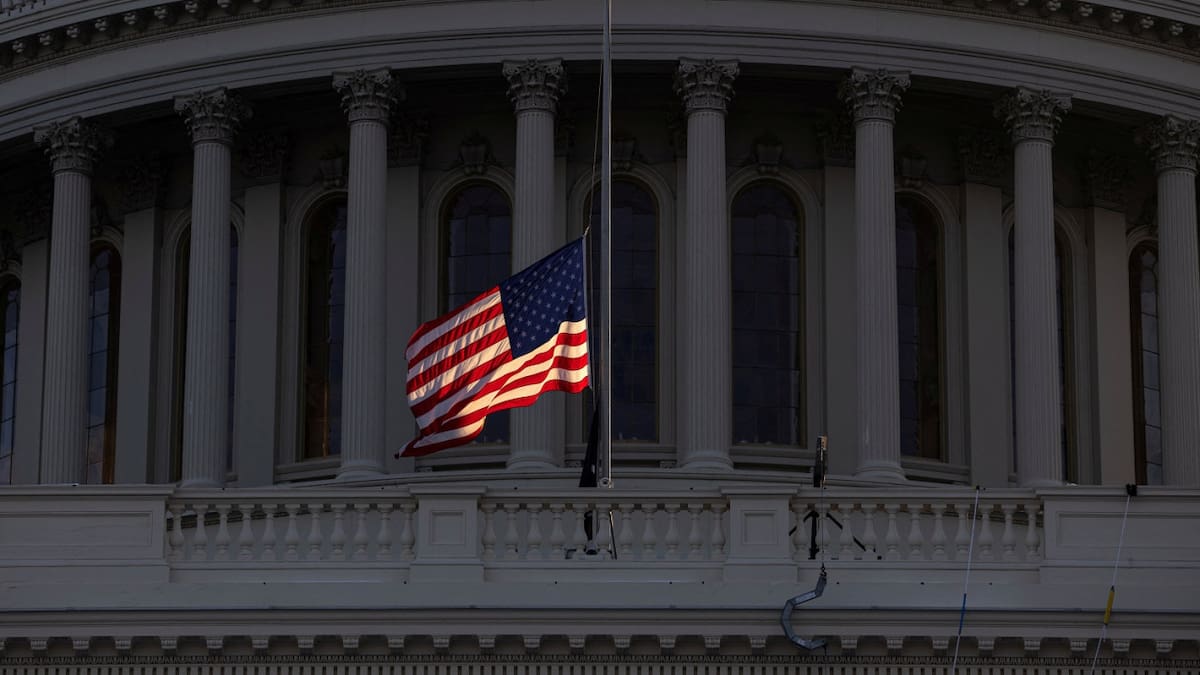 Bandera de Estados Unidos frente al Congreso. Foto: Reuters