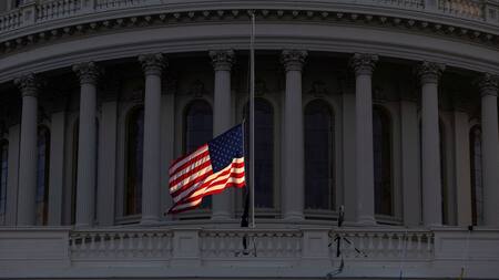 Bandera de Estados Unidos frente al Congreso. Foto: Reuters