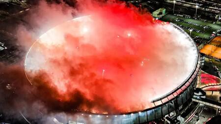 Recibimiento de hinchas de River. Foto: NA