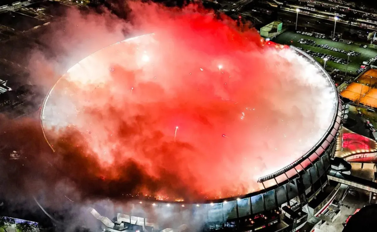 Recibimiento de hinchas de River. Foto: NA