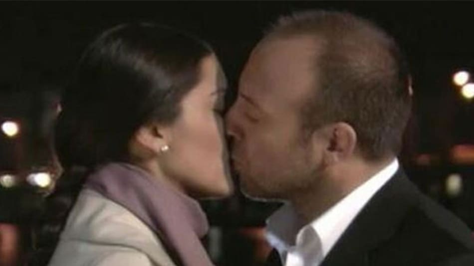 Primer beso entre Onur y Sherezade