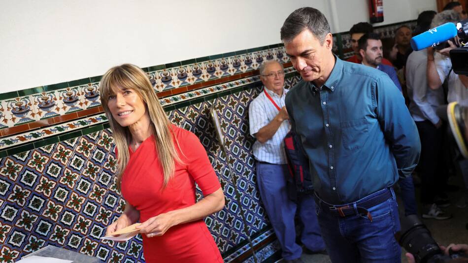 Pedro Sánchez, primer ministro de España, y su esposa, Begoña Gómez. Foto: REUTERS.