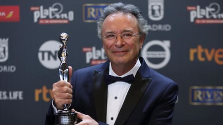 Oscar Martínez con el premio Platino (Reuters)