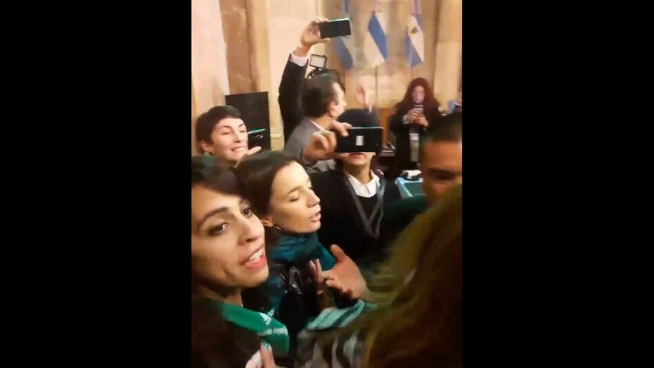 Escándalo en Senado con diputados a favor del aborto