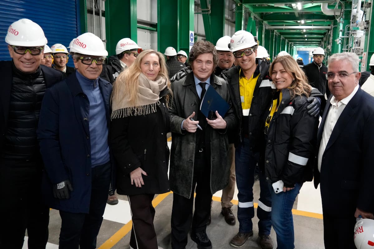 Santilli, Caputo, Karina y Javier Milei en la planta de producción de carbonato de litio de la empresa Río Tinto de catamarca