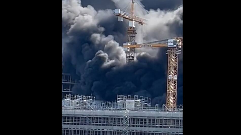 Impactante incendio en una obra en construcción en Hamburgo generó peligrosas explosiones. Foto: Captura de pantalla.