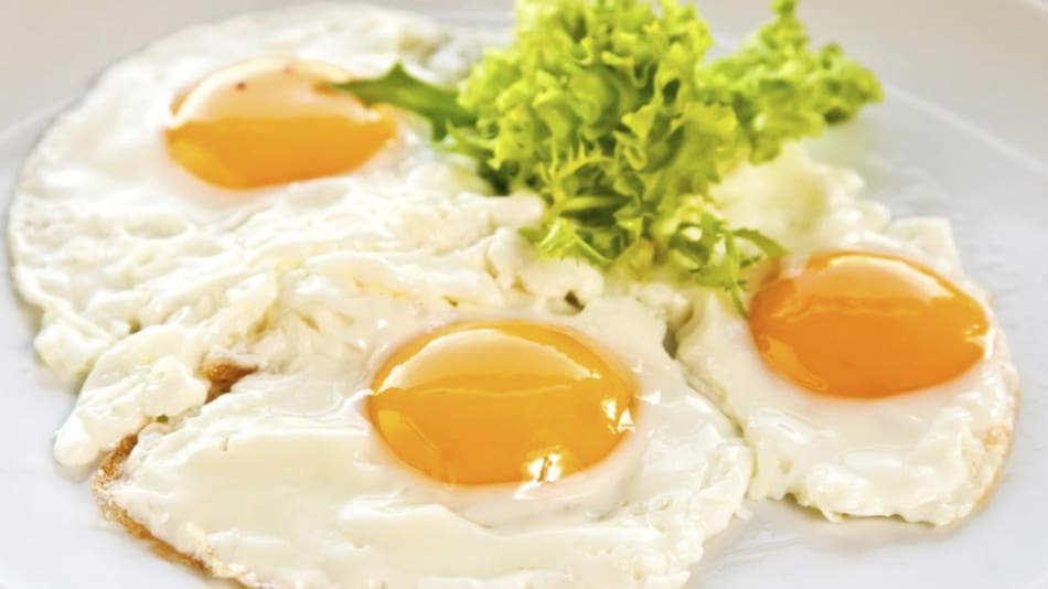 Recargo extra por huevos en una importante cadena de restaurantes. Foto: Web.
