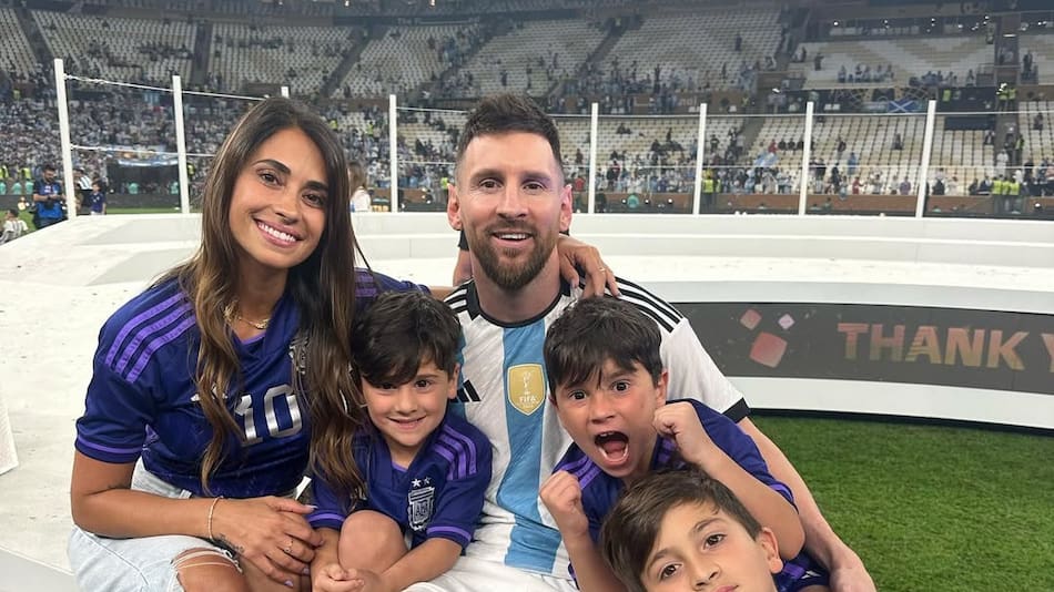 Messi junto Antonela Roccuzzo y sus hijos en la final de Qatar.