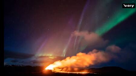 Erupción volcánica y aurora boreal en Islandia
