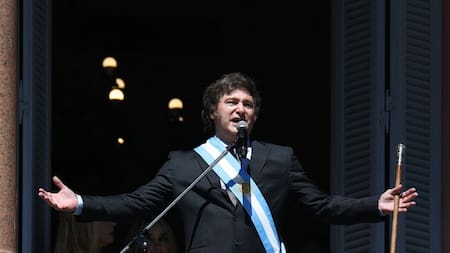 Javier Milei en el balcón de la Casa Rosada. Foto: Reuters