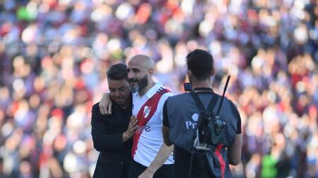 Marcelo Gallardo y Javier Pinola en su despedida de River. Foto: Télam.