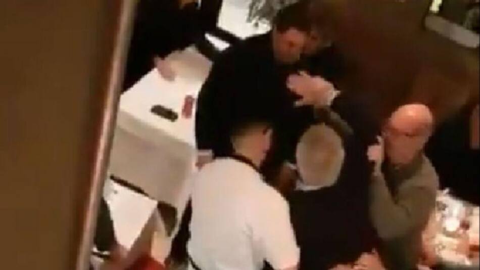 Luis Caputo - escrache restaurante