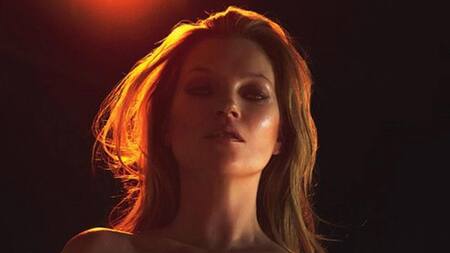 Kate Moss, desnuda a los 43 y cada día más sexy