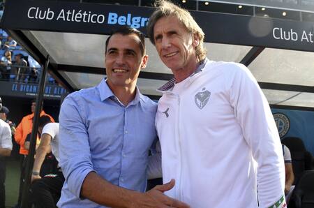 Ricardo Gareca junto a Guillermo Farré, en su último partido como DT de Vélez. Foto: Télam.