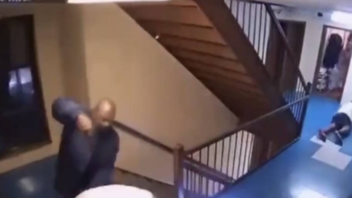 El momento en el que un hombre asesina a sus vecinos.