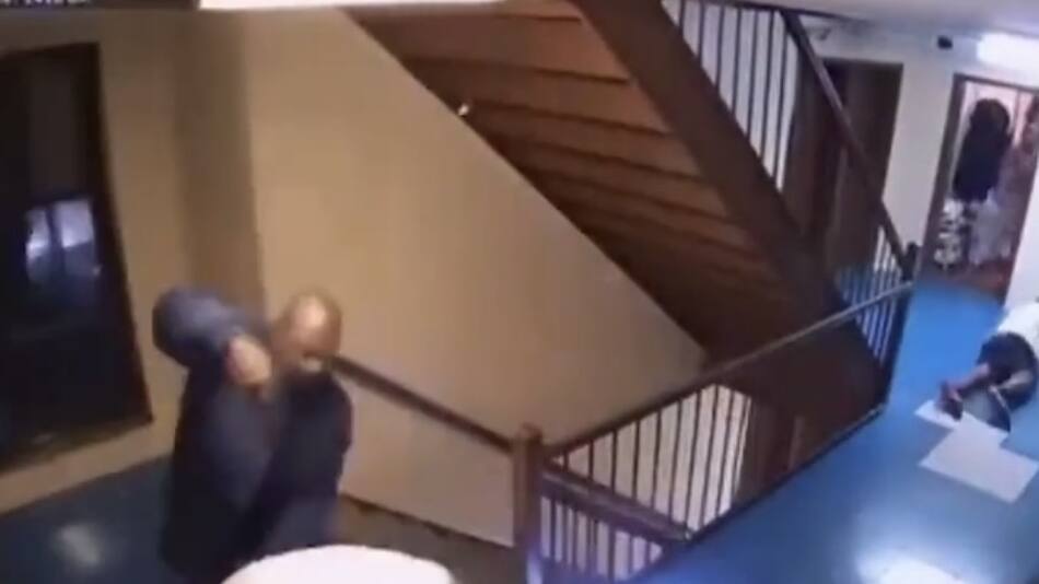 El momento en el que un hombre asesina a sus vecinos.