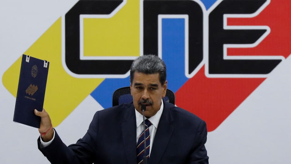 Nicolás Maduro junto al presidente del Consejo Nacional Electoral. Foto: EFE.