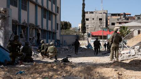 Evacuación del hospital Naser en la Franja de Gaza. Foto: Reuters.