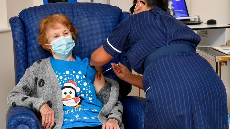 Una mujer de 90 años, la primera del mundo en recibir la vacuna de Pfizer, Reuters.