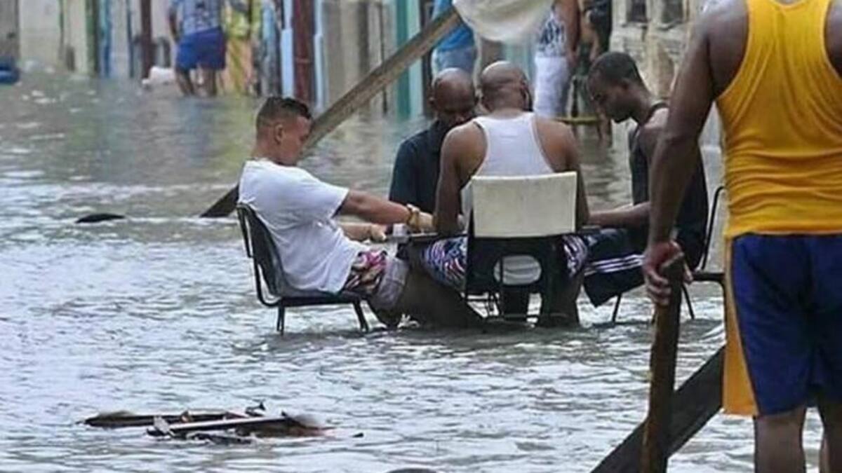 Cubanos jugando al dominó durante Huracán Irma