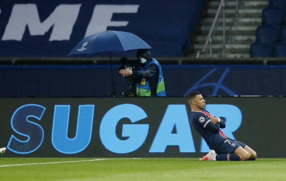 Festejo de Mbappé para el PSG ante el Barcelona, REUTERS