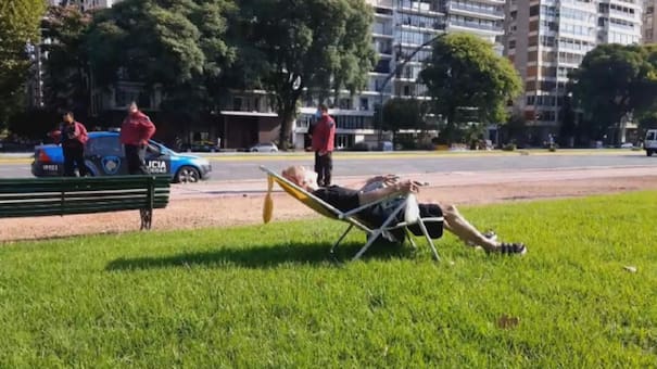 Murió la jubilada que rompió la cuarentena estricta para tomar sol en una plaza