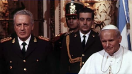 El ex papa junto a los golpistas. Foto Télam