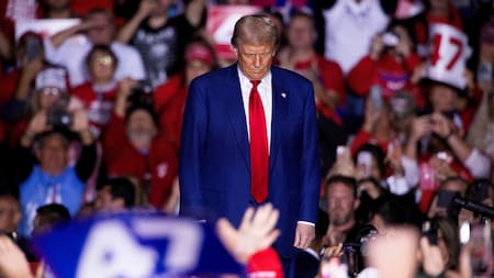 Un Donald Trump cabizbajo en un acto político; elecciones en Estados Unidos. Foto: Reuters