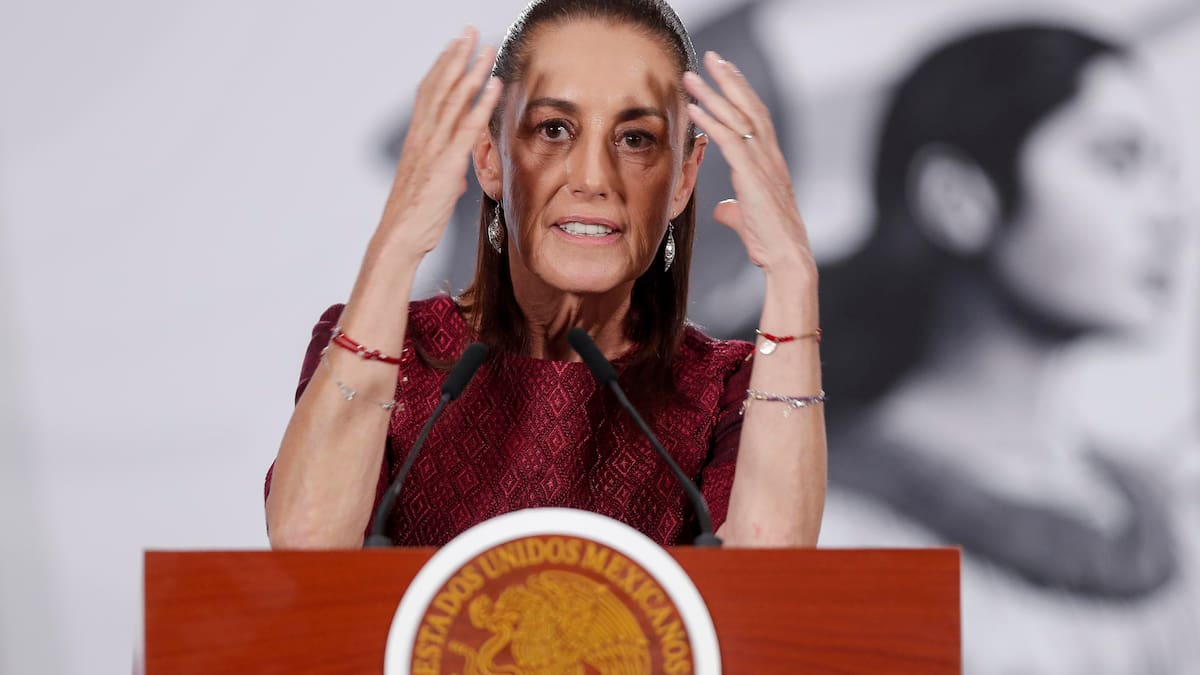 Una periodista sufrió una fuerte caída durante la conferencia “mañanera” de Claudia Sheinbaum en México.