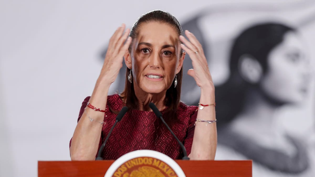 Imágenes virales: una periodista sufrió una fuerte caída durante la conferencia “mañanera” de Claudia Sheinbaum en México